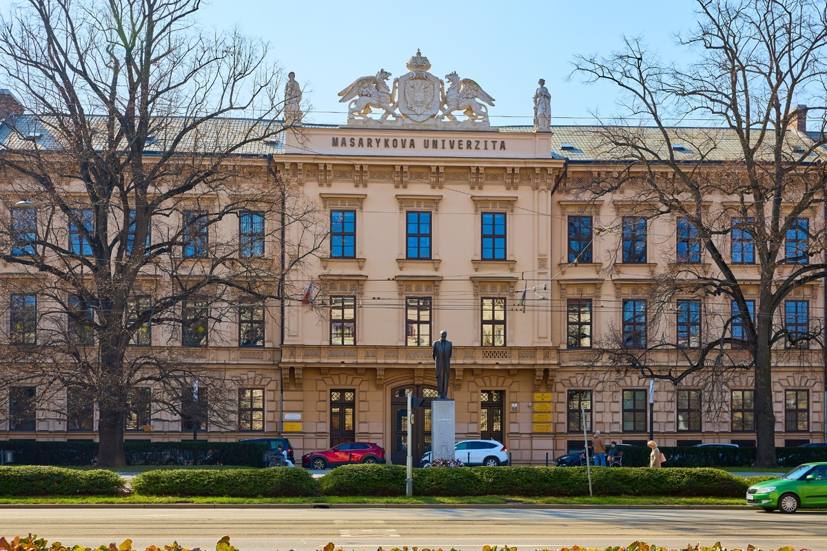 Žádosti o stipendia vyžadují hlídaní termínů i podmínek, studentům však mohou přinést i desítky tisíc korun ročně.