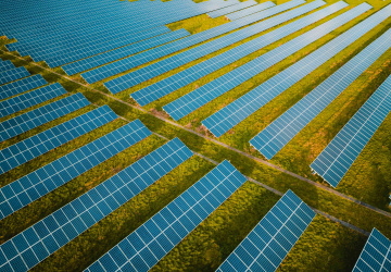 Fotovoltaických instalací rychle přibývá a s nimi i elektřiny, které je mnohdy přebytek. To v Německu stojí miliardy na kompenzacích