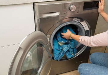 Značkové prací prostředky jsou drahé a plné chemie. 