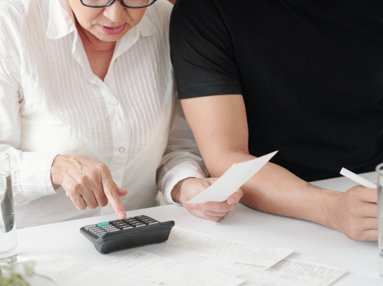 Synovi je 30 let, ale pořád mu posílám peníze. 