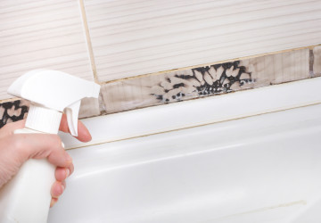 Tato metoda obnoví zašlý silikon kolem vany Tato metoda obnoví zašlý silikon kolem vany