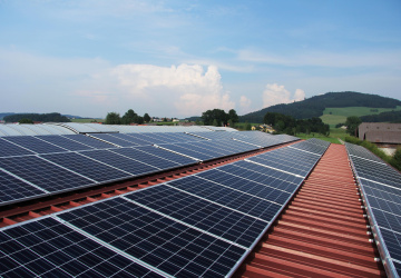 Solární panely na střeše firmy