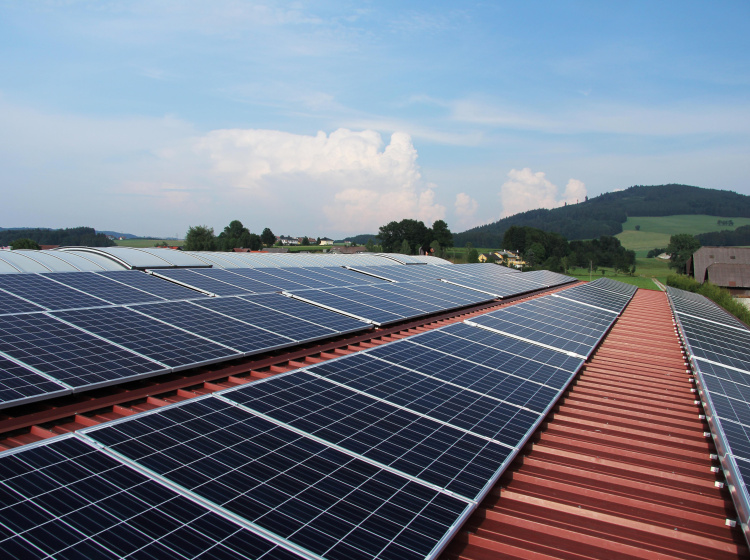 Solární panely na střeše firmy