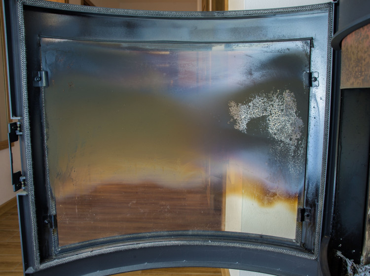 Matná šmouha na skle kamen může být prvním varovnáním Matná šmouha na skle kamen může být prvním varovnáním