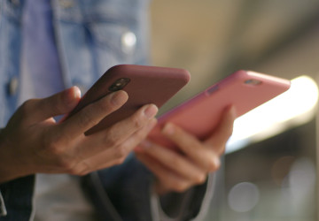 S nabíjením 2 telefonů v 1 nabíječce se mohou pojit komplikace. 