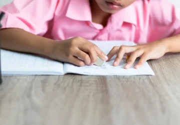Část rodičů dítěti s úkoly pomůže, jen když o to samo požádá