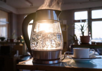 Elektrická konvice je jeden z nejpoužívanějších přístrojů v domácnosti i v pohostinství, její čistota je klíčová. Elektrická konvice je jeden z nejpoužívanějších přístrojů v domácnosti i v pohostinství, její čistota je klíčová.