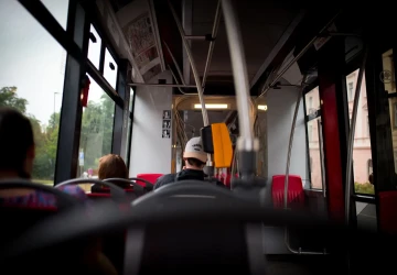 Cestující v hromadné dopravě se musí připravit na nový systém kontrol