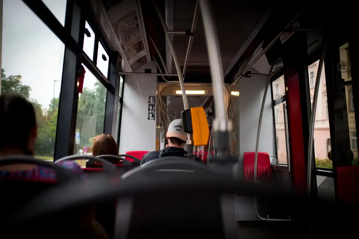 Cestující v hromadné dopravě se musí připravit na nový systém kontrol