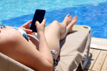 V přímém slunečním světle může teplota povrchu telefonu během několika minut překročit 45 °C.
