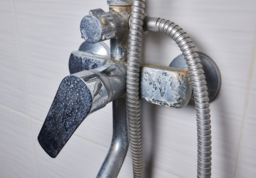 Tvrdá voda ničí vlasy i baterie. Češi objevili jednoduché řešení za pár korun Tvrdá voda ničí vlasy i baterie. Češi objevili jednoduché řešení za pár korun