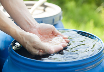 Kdo zná tenhle trik s dešťovou vodou, ušetří tisíce Kdo zná tenhle trik s dešťovou vodou, ušetří tisíce