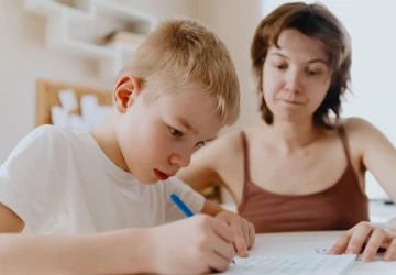 Úkoly často musí vypracovávat celá rodina. Úkoly často musí vypracovávat celá rodina.