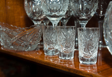 Dnes možná skleničky jako každé jiné, ve své době chlouba socialistických obýváků Dnes možná skleničky jako každé jiné, ve své době chlouba socialistických obýváků