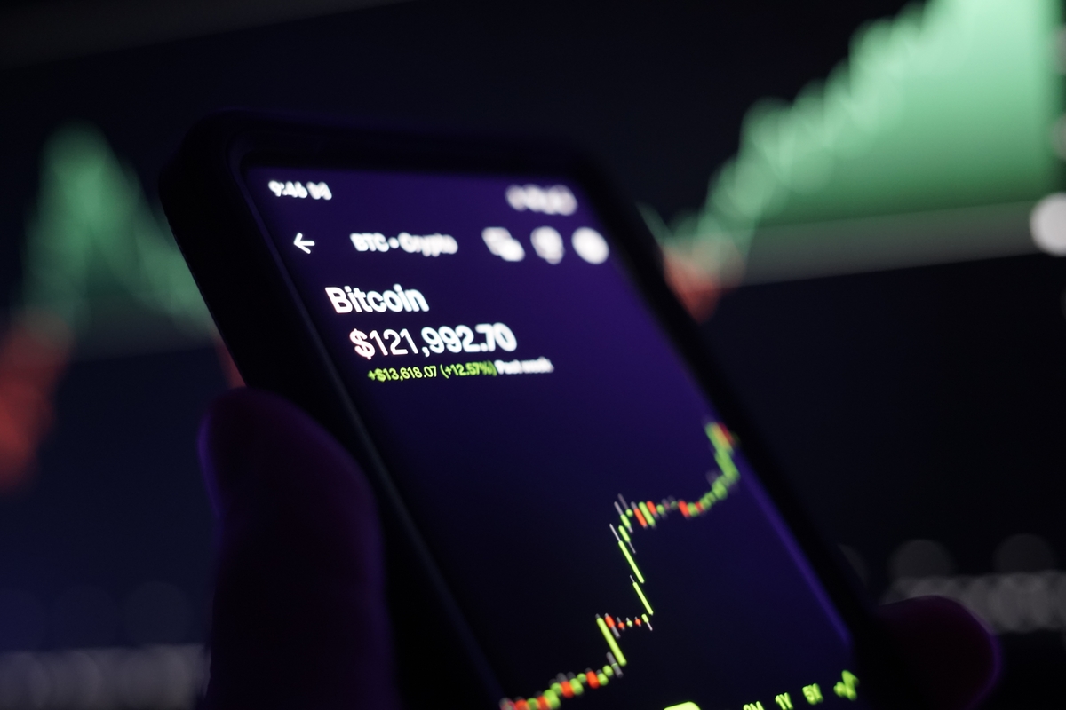 Kolik vyděláte do konec roku 2026, pokud hned v lednu koupíte jeden bitcoin?