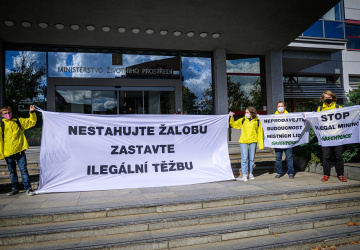 Protest Greenpeace před Ministerstvem životního prostředí