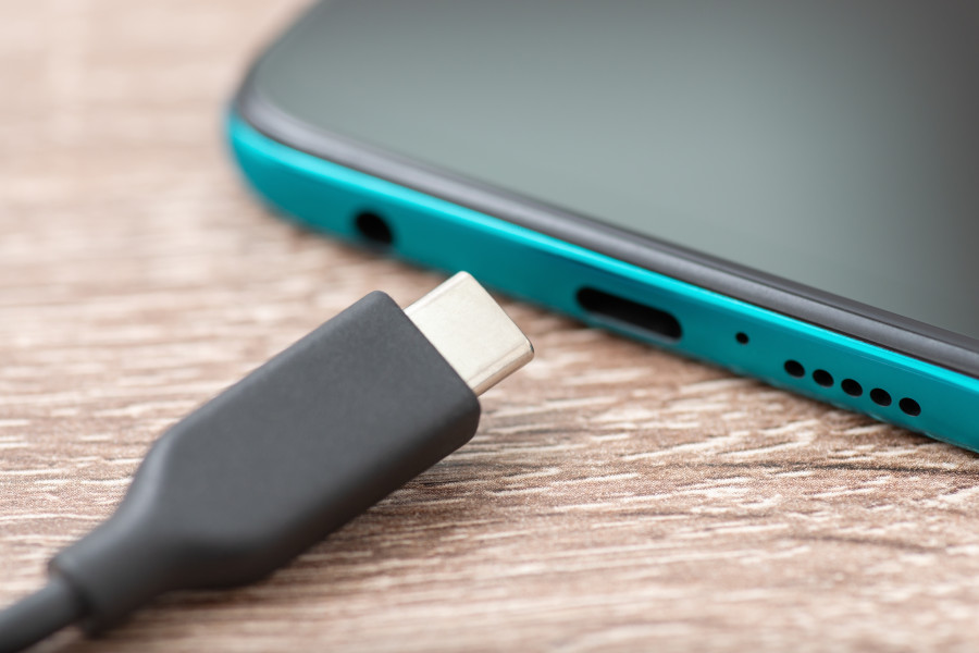 Všechny nové telefony uváděné na trh musí mít od prosince 2024 nabíjení  USB-C.