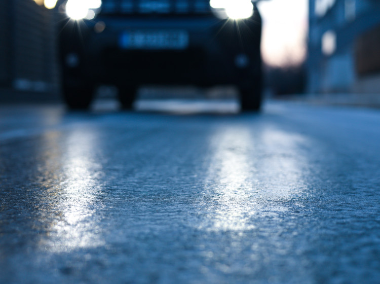 Už během několika hodin dorazí sníh s deštěm a kluzké silnice