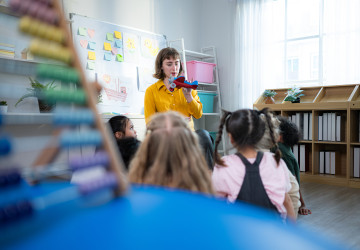 Absolventi pedagogických či zdravotnických oborů zpočátku narážejí na tabulkové platy, které zaostávají za komerčním trhem.