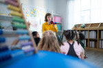 Absolventi pedagogických či zdravotnických oborů zpočátku narážejí na tabulkové platy, které zaostávají za komerčním trhem.