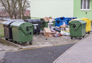 Přeplněné kontejnery jsou poměrně častým problémem. Přeplněné kontejnery jsou poměrně častým problémem.