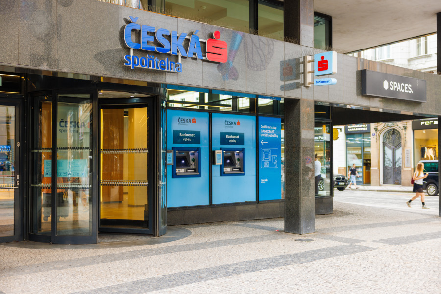 Česká spořitelna sama o sobě provozuje stovky vkladomatů, které jsou nyní propojené i s konkurenčními bankami.