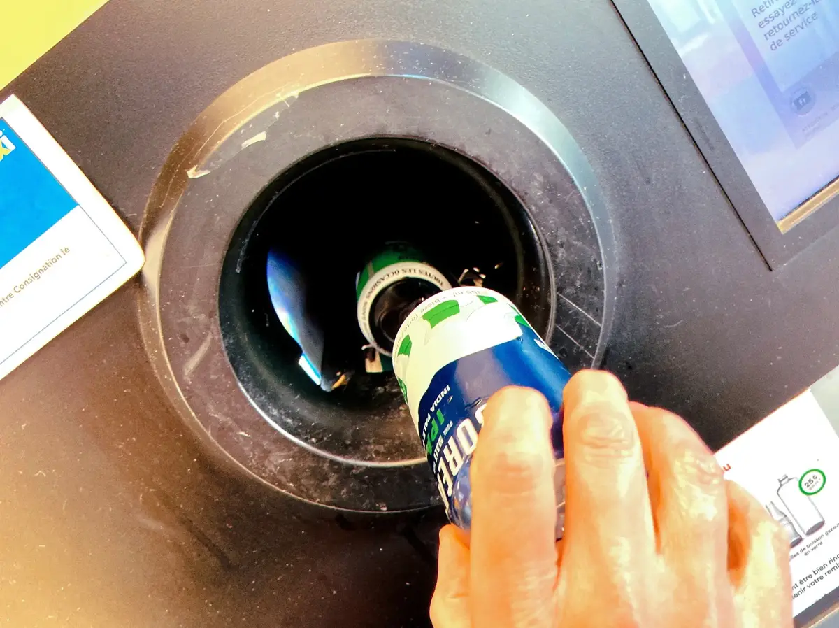 Mladík z Česka ukázal, jak pomocí obyčejného spreje dokáže obelstít zálohovací automat na plechovky