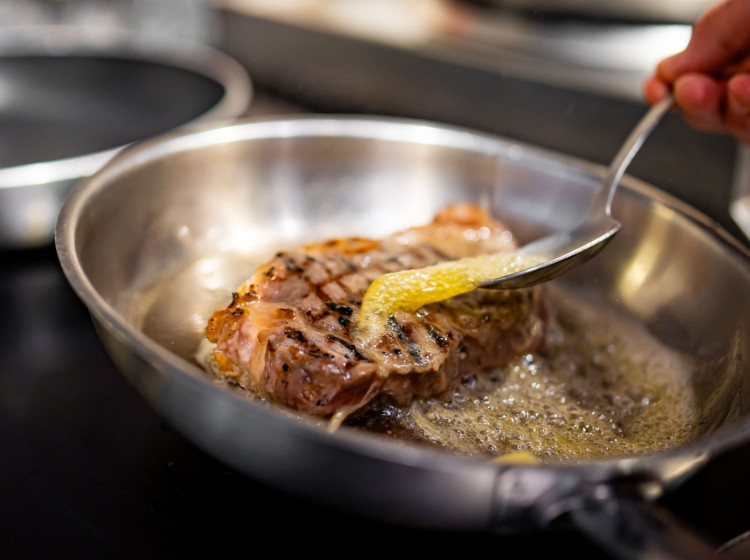 S tímto tukem docílíte dokonale osmaženého masa. S tímto tukem docílíte dokonale osmaženého masa.