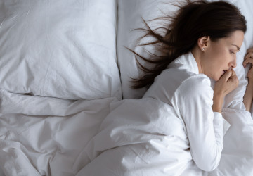 Pokud se budíte nevyspalí, posviťte si na ložní prádlo.