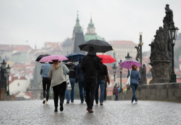 Do Česka by měly dorazit silné deště a bouře. 