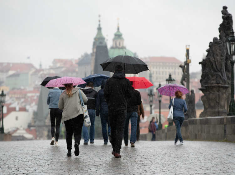 Do Česka by měly dorazit silné deště a bouře. 