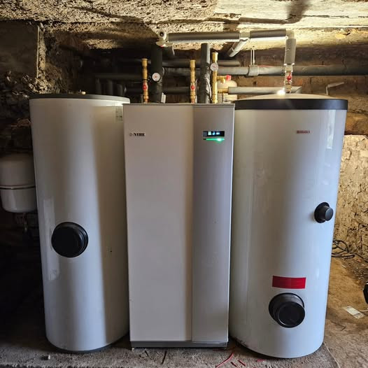 Moderní bojler s tepelným čerpadlem je vhodné umístit do technické místnosti, sklepa nebo garáže, kde je dostatek prostoru a přístup k elektrice i k potrubí.