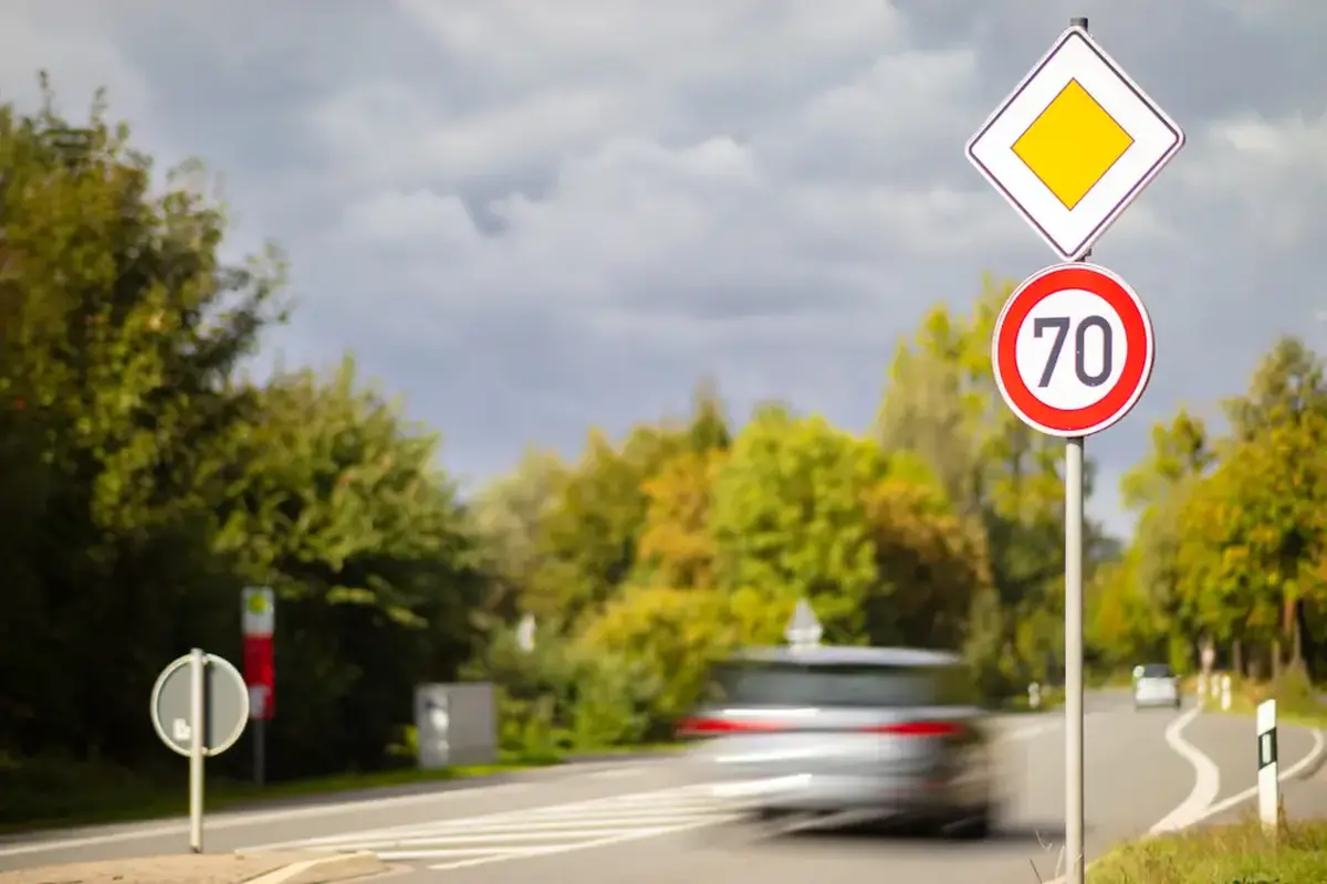Pachatelé v Německu vyměnili dopravní značení. Pachatelé v Německu vyměnili dopravní značení.