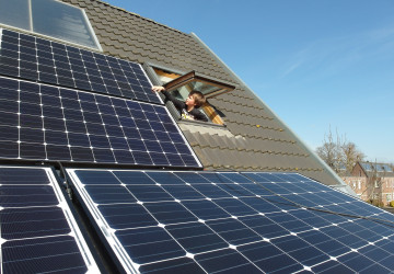 Solární panely na střeše domů