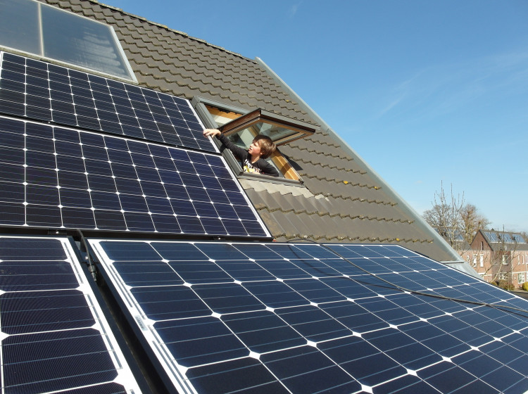 Solární panely na střeše domů