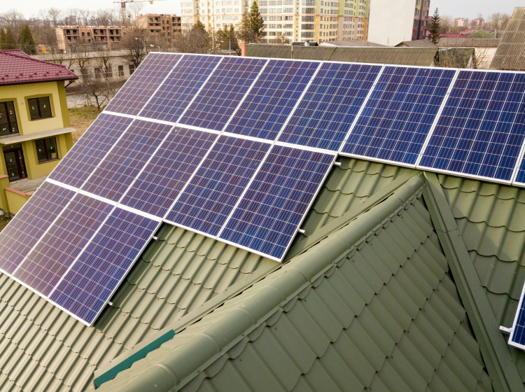 Fotovoltaická elektrárna povinně na střechách nových budov bude brzy nejen ve Spojeném království