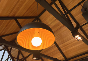Li-Fi přináší zcela nový způsob připojení, kde samotné světlo plní roli bezdrátového přenašeče dat.