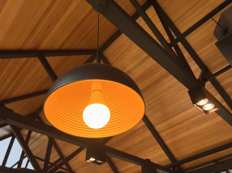 Li-Fi přináší zcela nový způsob připojení, kde samotné světlo plní roli bezdrátového přenašeče dat.
