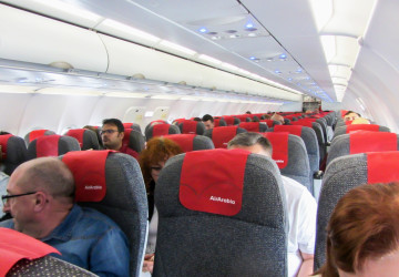 Během příprav k odletu je například u Air Arabia slyšet modlitba.