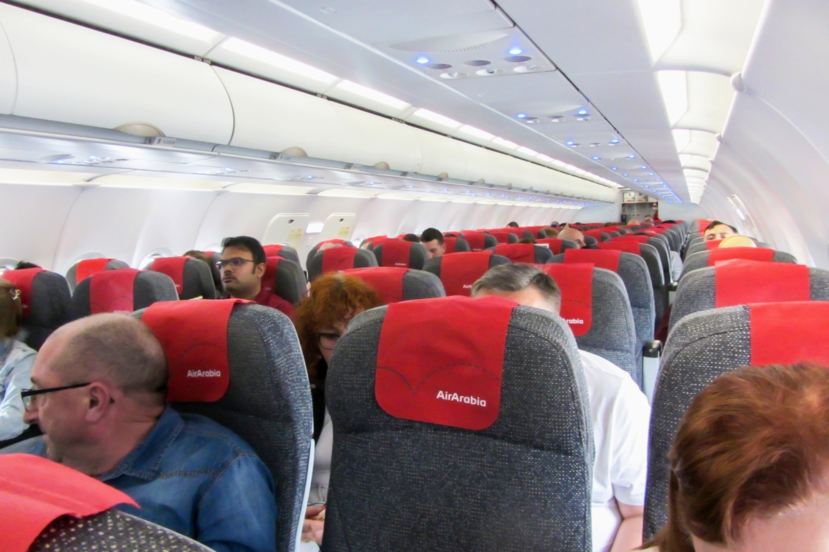 Během příprav k odletu je například u Air Arabia slyšet modlitba.