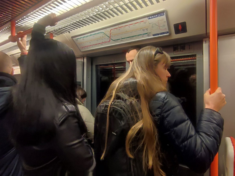 Pozor si v MHD dejte i na jiná místa, než jen na kliky a madla