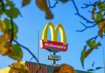 McDonald se řadí mezi největší fastfoodové řetězce na světě. McDonald se řadí mezi největší fastfoodové řetězce na světě.