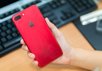 K čemu slouží drobný otvor vedle fotoaparátů?