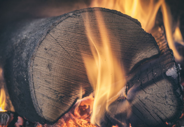 Hořící dřevo v krbu příjemně hřeje ale i škodí