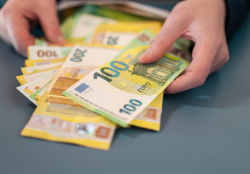 Dosáhnout na hranici 10 % nejlépe placených Evropanů vyžaduje hrubý měsíční příjem přesahující 130 tisíc korun.