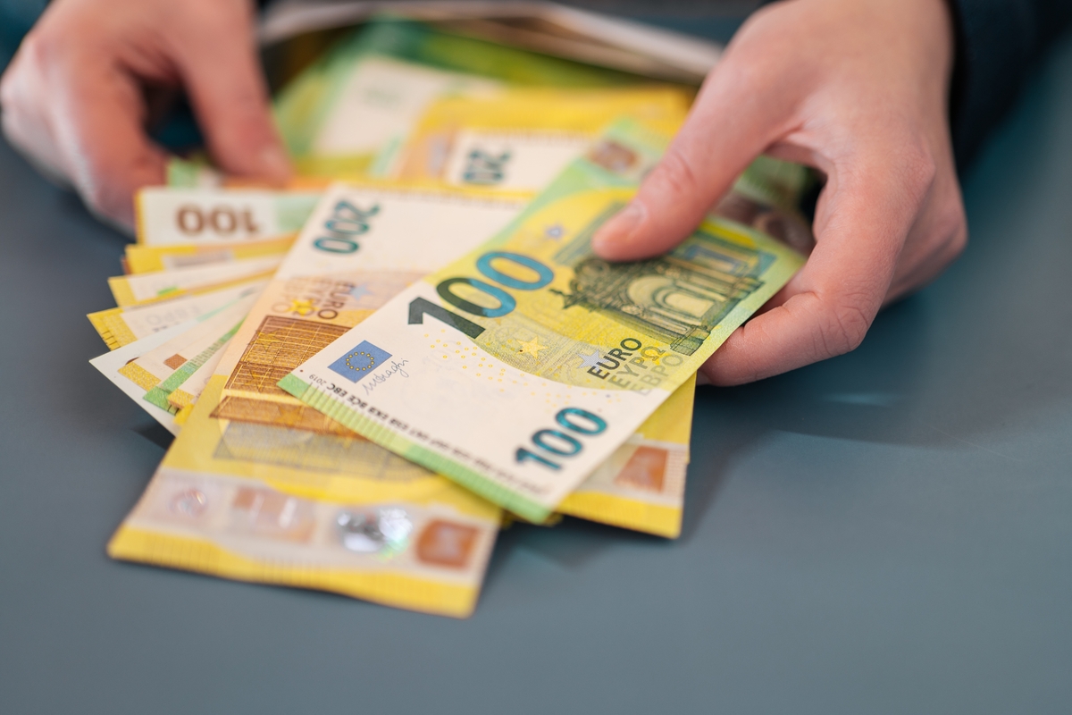 Dosáhnout na hranici 10 % nejlépe placených Evropanů vyžaduje hrubý měsíční příjem přesahující 130 tisíc korun. Dosáhnout na hranici 10 % nejlépe placených Evropanů vyžaduje hrubý měsíční příjem přesahující 130 tisíc korun.