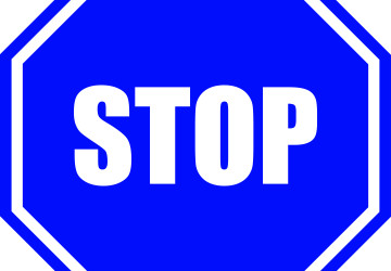 Je vám povědomá, ale přesto je na ní něco zvláštního. Co znamená modrá značka STOP?
