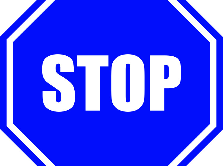 Je vám povědomá, ale přesto je na ní něco zvláštního. Co znamená modrá značka STOP?