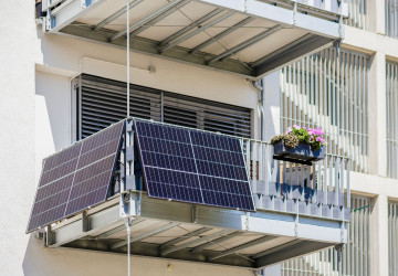 Majitelé balkonových solárních elektráren doplácejí na svou nerozvážnost