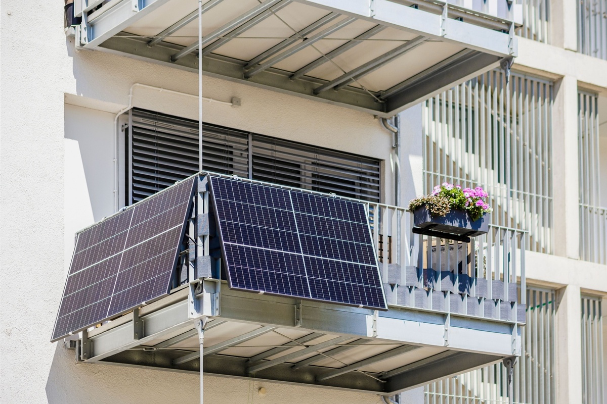 Majitelé balkonových solárních elektráren doplácejí na svou nerozvážnost